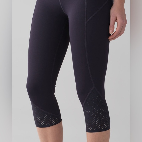 Lululemon Anew Crop (21") in Black Grape Size 6. - Picture 14 of 16